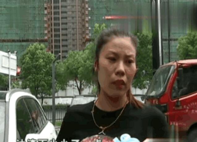 女子刚买的豪车，看到钥匙上面写了一个字怒了 4S店：你可以报警
