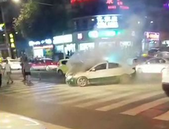 遵义阳光花园路口一辆出租车自燃，现场浓烟四起！