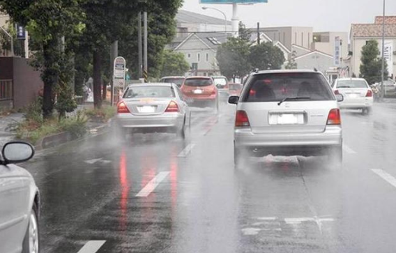 雨天开车注意事项，除了“慢”你还得学会这些，你都知道吗？