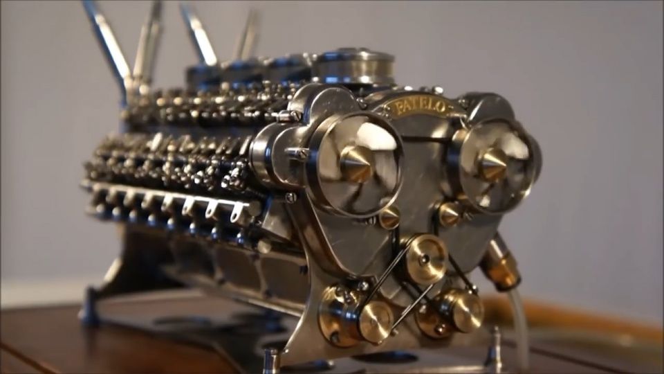 地球首台32缸发动机，拳头大小，竖硬币不怕倒，不愧是德国制造