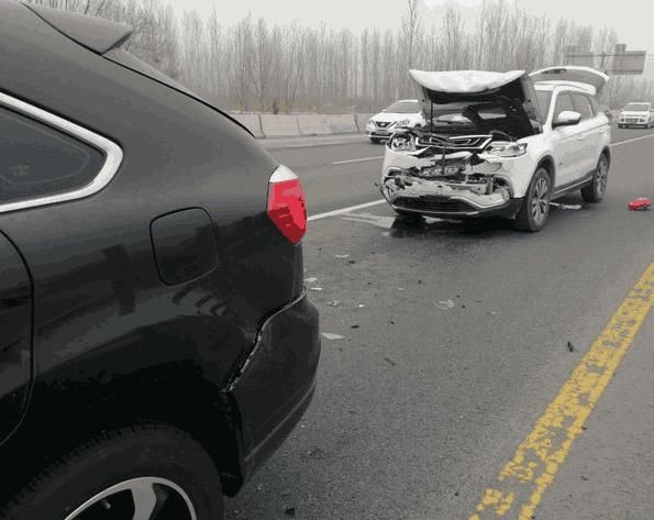 比亚迪S7遭吉利博越追尾，吉利车主：都是国产车，这差距无法接受
