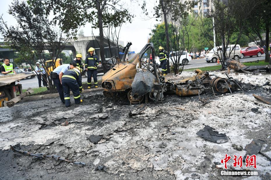 成都三环路一辆汽车起火后发生爆炸