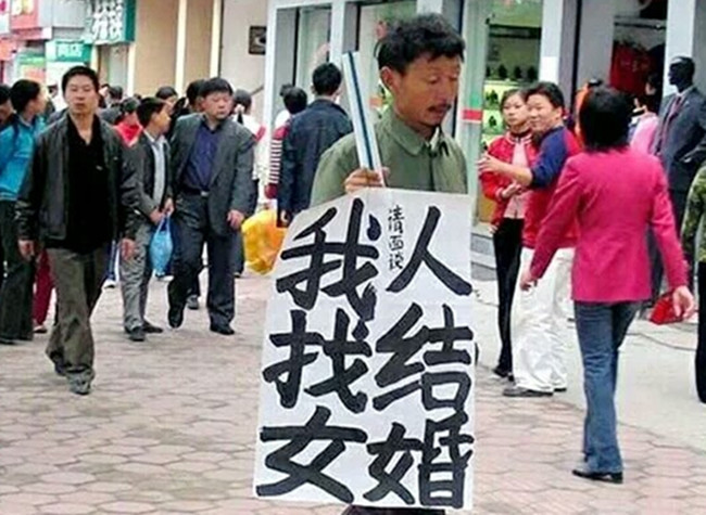 女32岁离异择偶 未婚男必须有车有房有存款