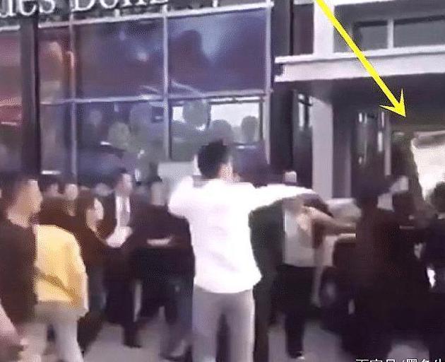 “奔驰漏油”事件再发酵，4S店拿停车牌砸人，肢体冲突场面失控