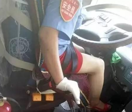 公交车女司机穿高跟鞋开车 乘客不淡定了