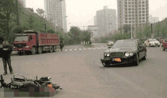 宾利撞上摩托车, 摩托车主笑说: 卖了宾利都赔不起他的摩托!