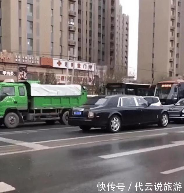 劳斯莱斯逆行, 红旗L5拒绝让路, 网友: 看看车上插的是啥?