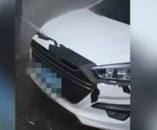 小伙第一天上班就被炒，隔天一堆人点名要他洗车，这下老板崩溃了