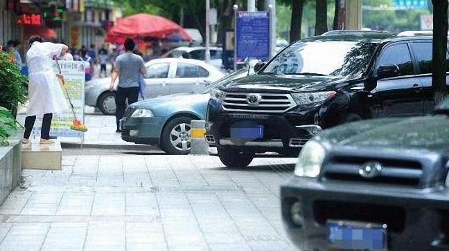 奔驰停车一夜被射满箭，车主看后气的直跺脚，怒道：招谁惹谁了？