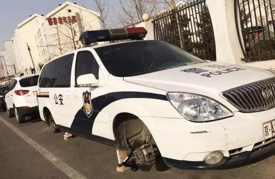 小毛贼半夜将警车四个轮子偷走，小偷：年底了一视同仁不搞特殊化