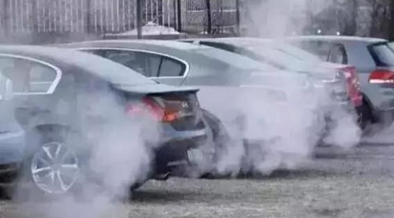 冬季，原地热车等于毁车?1分钟也不行!