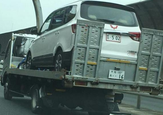 砰一声被撞，劳斯莱斯车主怒气下车，却被对方车牌吓得冒冷汗