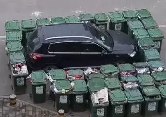 还敢违停？小心锁住你的挡风玻璃