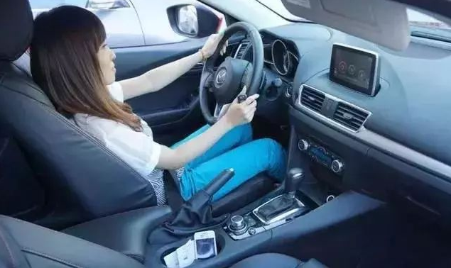 这5种驾驶习惯最伤车，再不改掉，就是铁打的车2年也能开报废！