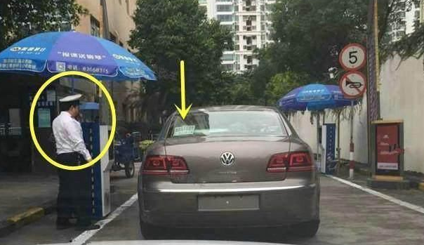 大老板新买了辆百万豪车！保安问他是破产了吗？大老板却没法反驳