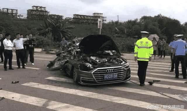 奥迪A8L被撞后当场报废，一看肇事车，车主:真是买车灯送车身?