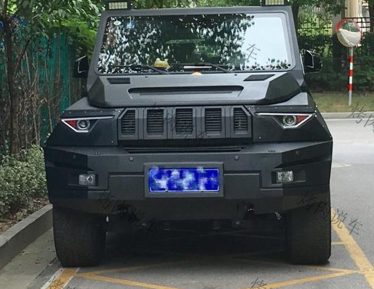 88万的国产防弹车 车主上完牌就把LOGO扣了