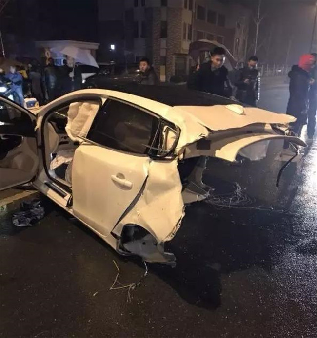 沃尔沃被拦腰撞断 世界最安全汽车也不安全了吗？