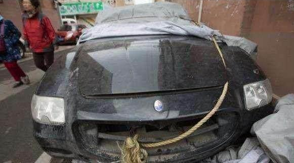 200万的玛莎拉蒂没锁车，停在了小区5年，却完好无损，看傻眼