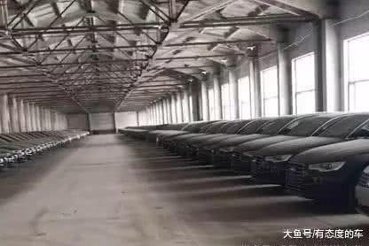 “神秘”仓库停着大量奥迪车，都是新车却都布满灰尘，怎么回事？