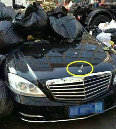 奔驰横着停车，开垃圾车的师傅火了，这些交通陋习你有吗？