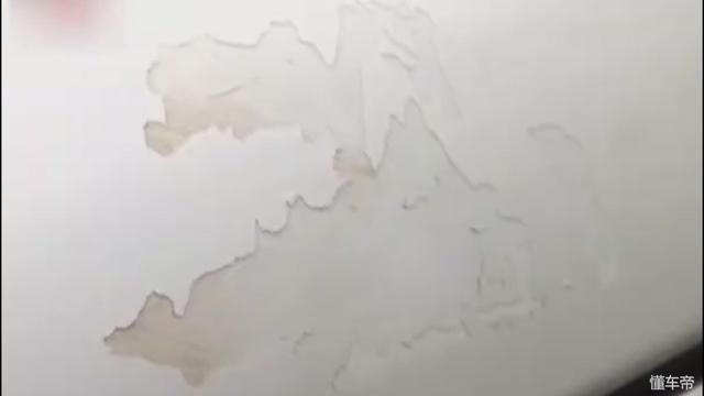 男子刚买的新车就掉漆，4S店：掉漆很正常，跟衣服掉线头一样