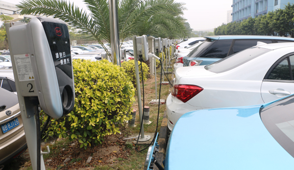 不限号 能走公交道 为何私家车主对新能源车“���感冒”