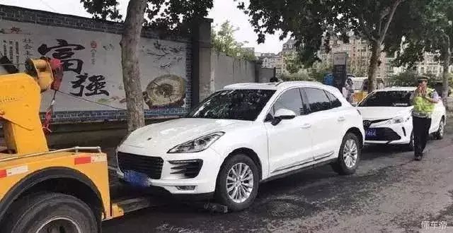 小伙摇到“30000”车牌, 高兴不已, 看到前面两个字, 脸都绿了