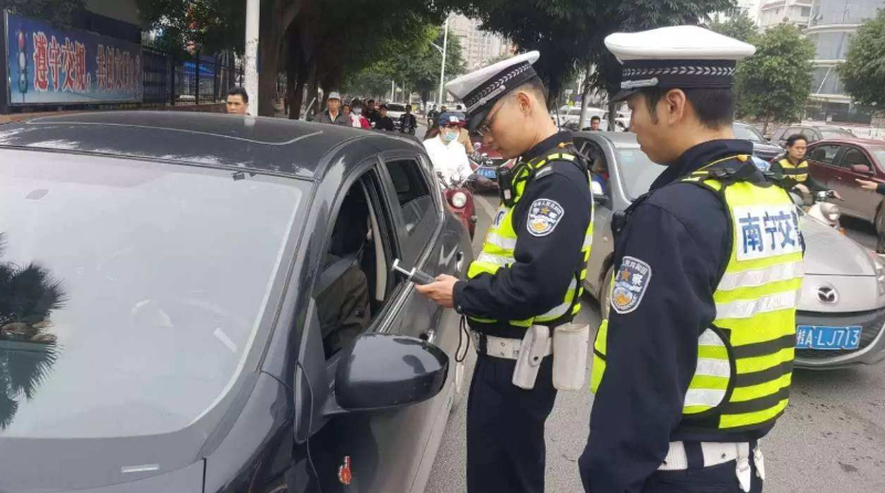 汽车正常行驶过程中，把后座放平睡觉算违章吗？交警这么说