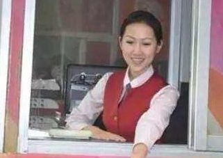 男子开上百万豪车过收费站，车门打开那一瞬间，收费员懵住了！