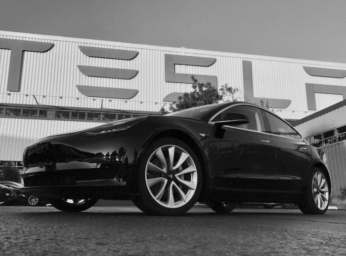 特斯拉股价大涨 华尔街看好Model 3
