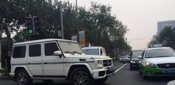 奔驰G级闯红灯被五菱宏光撞，奔驰车主揉三次眼都不相信车损
