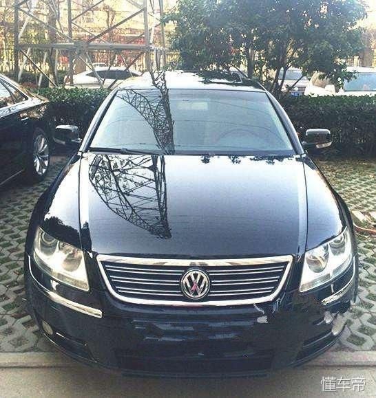 男子百万豪车变泡水车，看到内饰后，车主大哭表示两万都卖不出去