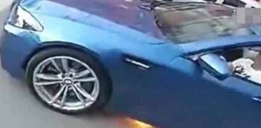 富二代开宝马街上轰油炫耀 车底却突然冒烟