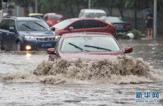 雨季来临，这三个排水孔若不清理，当心爱车变成水帘洞