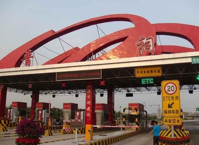 清明高速免费已定，却放出这俩“坏消息”，网友：今年不开车了