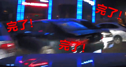 女司机起步油门当刹车，连撞五车，老公：哎呀，完了完了