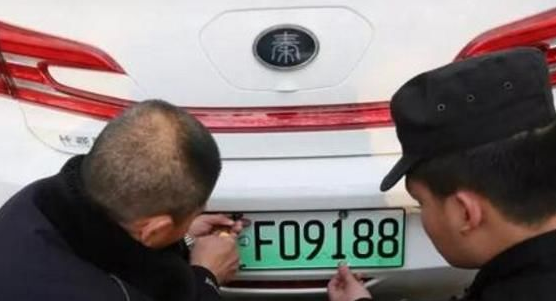 豪车都是侧挂车牌，荣威不服偏要试试，交警说荣威我注意到你了！