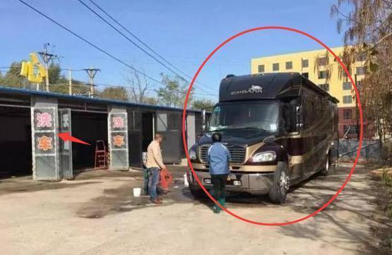 成龙大哥的豪华房车，车头这个标志引起大家注意