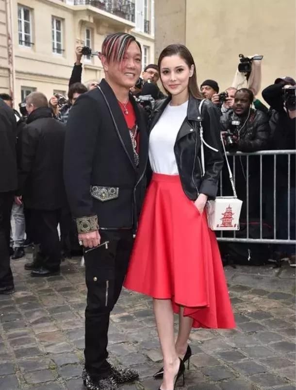 中国最有钱的“杀马特”，劳斯莱斯一次买30辆，他的老婆是？
