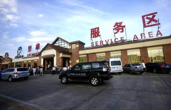 在高速服务区休息要收钱？车主一脸懵，原来这费用是这么来的
