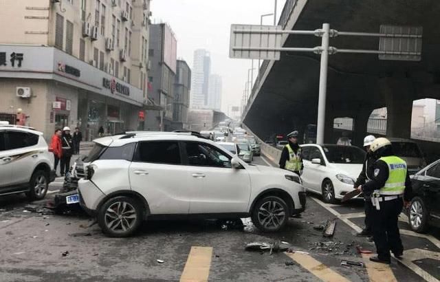 “刹车越踩，车速越快”是咋回事？交警说完，车主：后悔知道的晚
