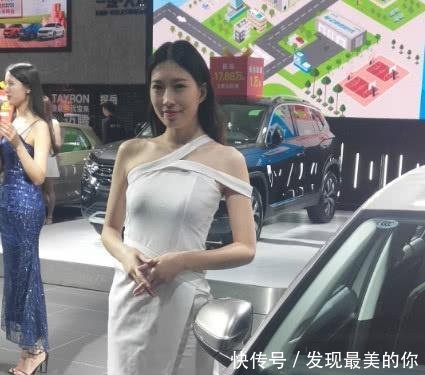 烟台车展的这位小姐姐看着好眼熟，你看像谁
