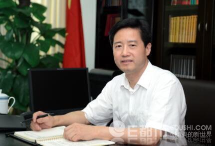 小车与大货车相撞 原江西省公安厅厅长郑为文不幸身亡