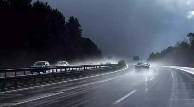 高速碰上了下雨开什么灯？怎么驾驶？有什么讲究？
