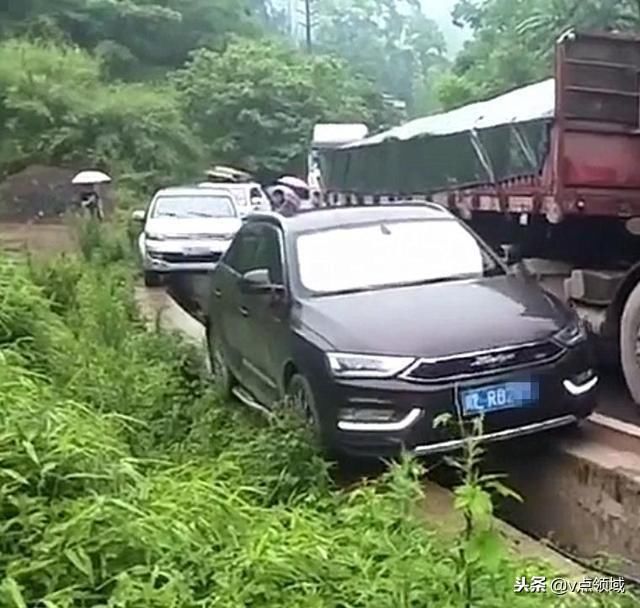 货车突然挡道，几万的众泰T600直接凭山沟通过，后车争相模仿