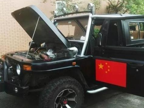 这车藏了一包银色的东西，驱车200公里，打开引擎盖路人流口水