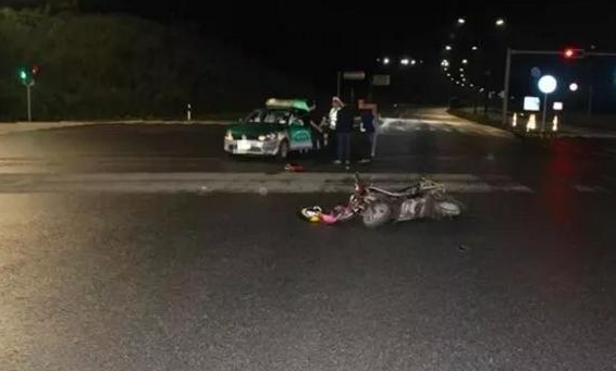 电动车闯红灯被撞，电动车车主要求汽车负责，交警回怼全责是你