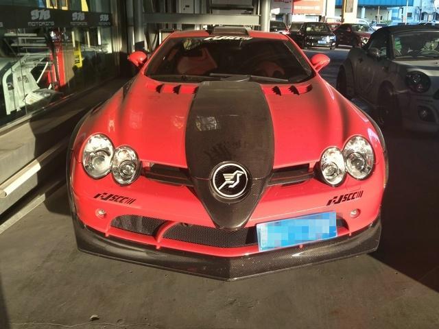 这车远看以为是奔驰，近看车标却是只鸟，路上遇到千万别随意超车
