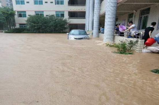 南方暴雨不断，车子停路边被水淹了，保险公司赔全款吗？